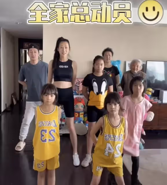 陳浩民一家八口隨劉畊宏健身,妻子身材搶鏡,四個兒女顏值遭吐槽:顏值「一言難盡」