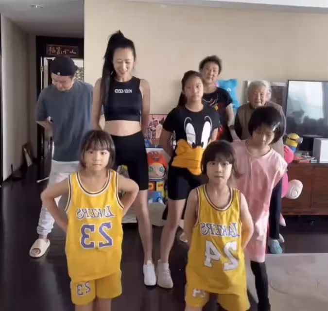 陳浩民一家八口隨劉畊宏健身,妻子身材搶鏡,四個兒女顏值遭吐槽:顏值「一言難盡」