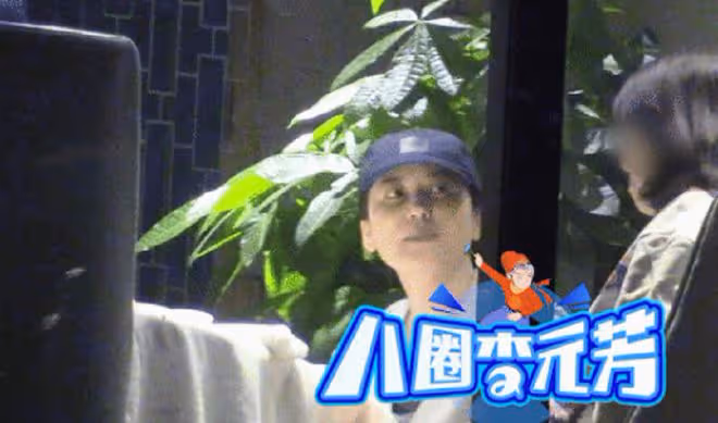 51歲俞飛鴻素顏與友人聚餐,飯桌上抽菸吞雲吐霧,不似以往精緻