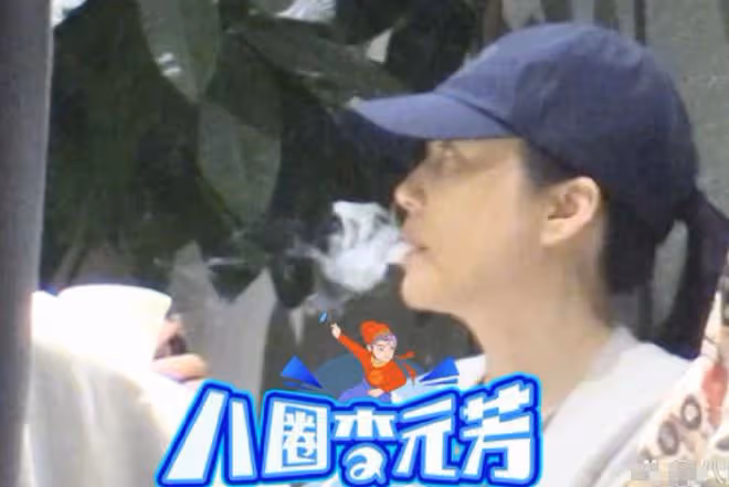 51歲俞飛鴻素顏與友人聚餐,飯桌上抽菸吞雲吐霧,不似以往精緻