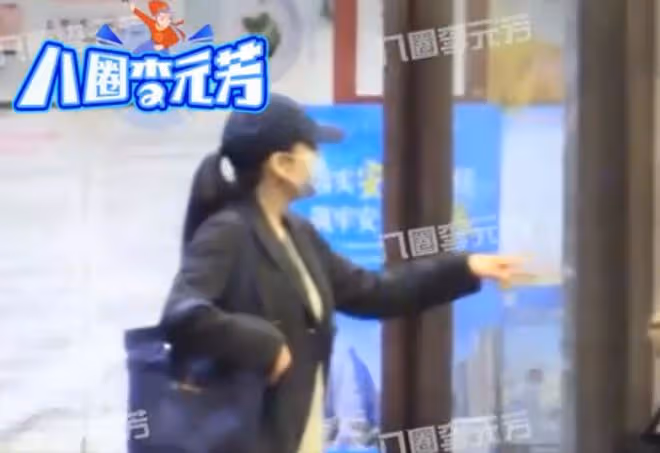 51歲俞飛鴻素顏與友人聚餐,飯桌上抽菸吞雲吐霧,不似以往精緻