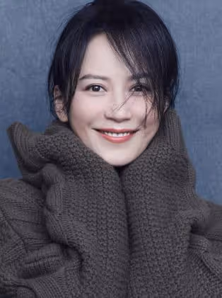 51歲俞飛鴻素顏與友人聚餐,飯桌上抽菸吞雲吐霧,不似以往精緻