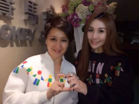當年奉子成婚,給賭王何鴻燊生下孫女的21歲黑龍江學生,現在怎樣