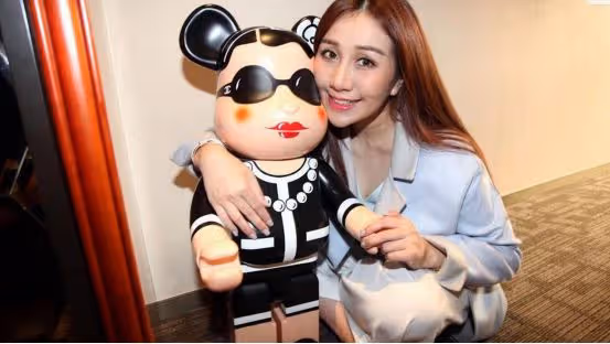 當年奉子成婚,給賭王何鴻燊生下孫女的21歲黑龍江學生,現在怎樣