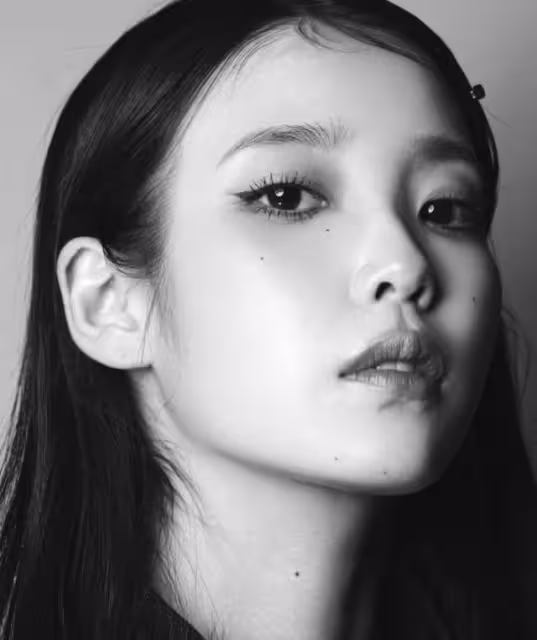 女歌手李智恩曬自拍,造型打扮十分成熟