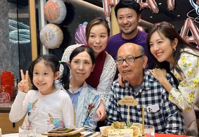 罕見曬全家福!TVB視後與家人齊慶祝生日,曾用13年走出喪母陰影