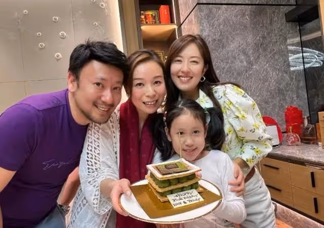 罕見曬全家福!TVB視後與家人齊慶祝生日,曾用13年走出喪母陰影