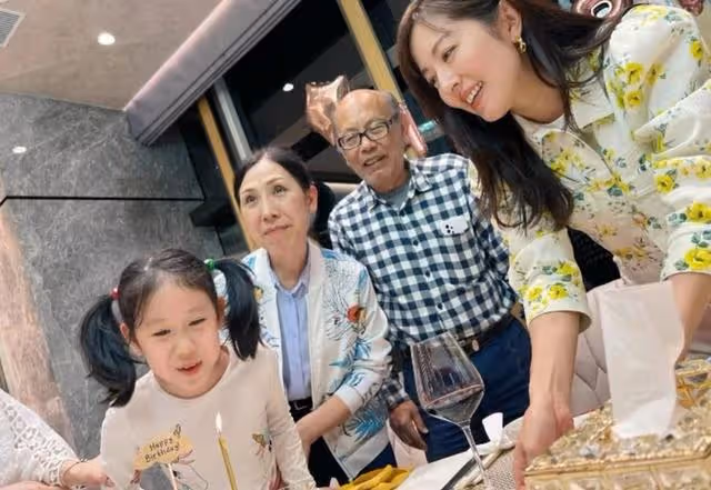 罕見曬全家福!TVB視後與家人齊慶祝生日,曾用13年走出喪母陰影