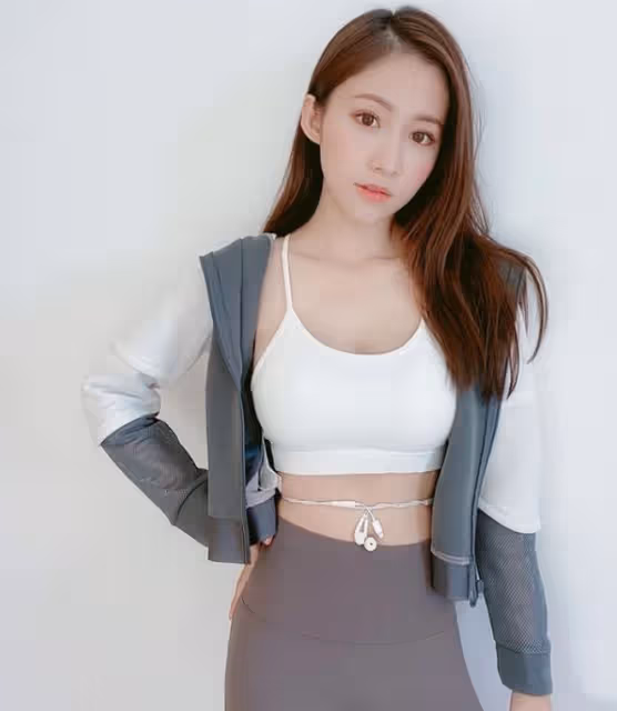 楊受成網紅兒媳大秀好身材，細腰長腿太吸睛，女兒已2歲仍沒結婚