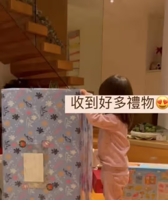 楊受成網紅兒媳大秀好身材，細腰長腿太吸睛，女兒已2歲仍沒結婚