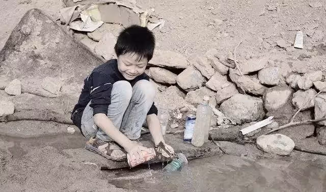 窮孩子早當家!養母早走養父臥床「9歲男孩工地幹活」扛400袋水泥不喊苦「薪水全拿來養家」現況感動全網