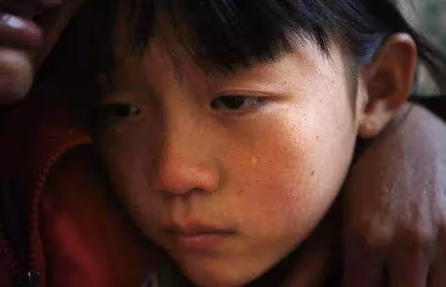 窮孩子早當家!養母早走養父臥床「9歲男孩工地幹活」扛400袋水泥不喊苦「薪水全拿來養家」現況感動全網