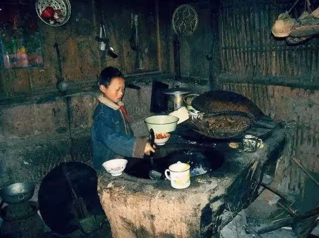 窮孩子早當家!養母早走養父臥床「9歲男孩工地幹活」扛400袋水泥不喊苦「薪水全拿來養家」現況感動全網