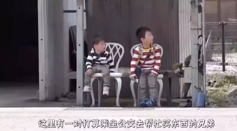 淚目!為祭奠在天堂的爸爸,4歲哥哥帶著2歲弟弟坐車去買花:路很長,謝謝有你陪我