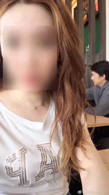 她去喝茶驚見「對面坐著梁朝偉」假裝自拍合照! 下秒被發現「更大驚喜在對面」網嗨翻:太幸運