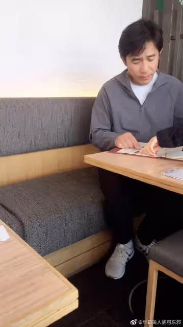她去喝茶驚見「對面坐著梁朝偉」假裝自拍合照! 下秒被發現「更大驚喜在對面」網嗨翻:太幸運
