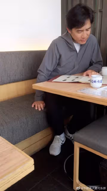 她去喝茶驚見「對面坐著梁朝偉」假裝自拍合照! 下秒被發現「更大驚喜在對面」網嗨翻:太幸運