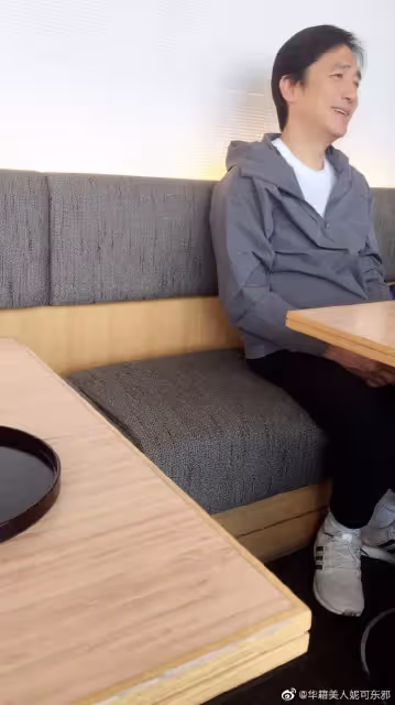 她去喝茶驚見「對面坐著梁朝偉」假裝自拍合照! 下秒被發現「更大驚喜在對面」網嗨翻:太幸運