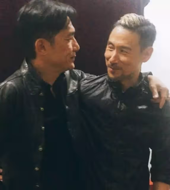 她去喝茶驚見「對面坐著梁朝偉」假裝自拍合照! 下秒被發現「更大驚喜在對面」網嗨翻:太幸運
