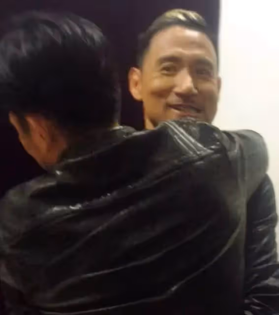 她去喝茶驚見「對面坐著梁朝偉」假裝自拍合照! 下秒被發現「更大驚喜在對面」網嗨翻:太幸運