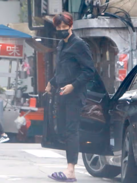 徐乃麟兒子開豪車出門，長相帥氣被指像何潤東，同行洋女友身材好
