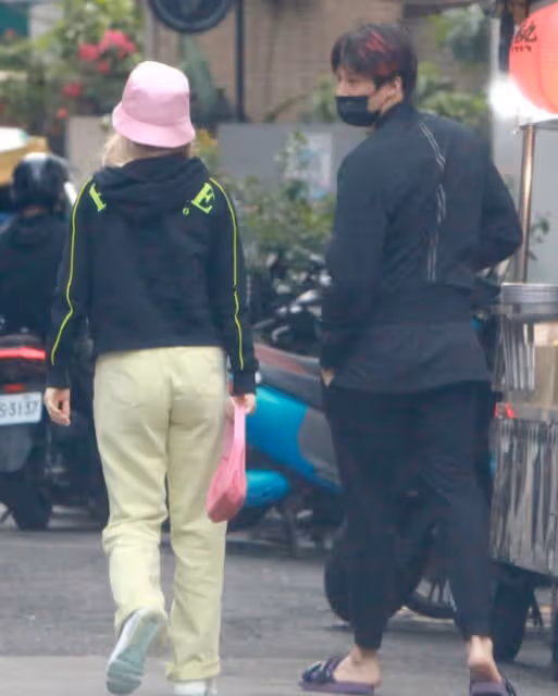 徐乃麟兒子開豪車出門，長相帥氣被指像何潤東，同行洋女友身材好