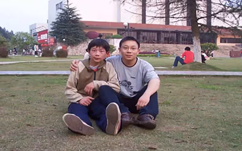 農村12歲娃挑起家庭重擔,兼職七份工作掙錢,帶著全家上大學