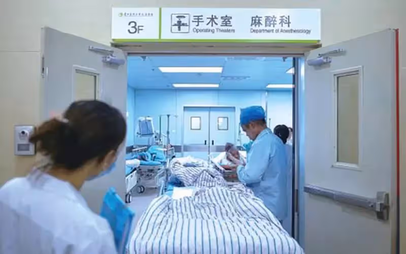 農村12歲娃挑起家庭重擔,兼職七份工作掙錢,帶著全家上大學