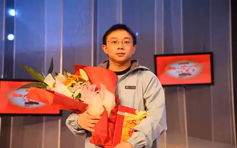 農村12歲娃挑起家庭重擔,兼職七份工作掙錢,帶著全家上大學