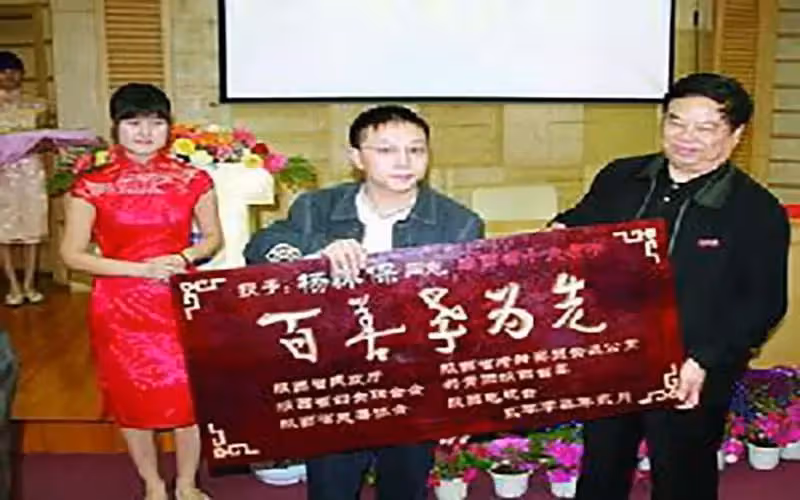 農村12歲娃挑起家庭重擔,兼職七份工作掙錢,帶著全家上大學
