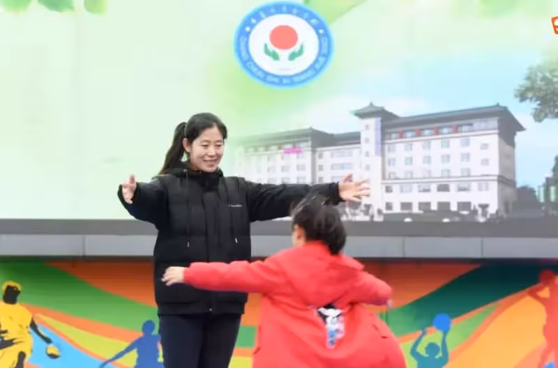 體育老師也是單親媽媽!她領從未洗過澡的女學生回家,12年視如己出亦師亦母,用愛改變了孩子的一生:我不圖回報