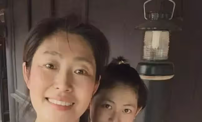 體育老師也是單親媽媽!她領從未洗過澡的女學生回家,12年視如己出亦師亦母,用愛改變了孩子的一生:我不圖回報