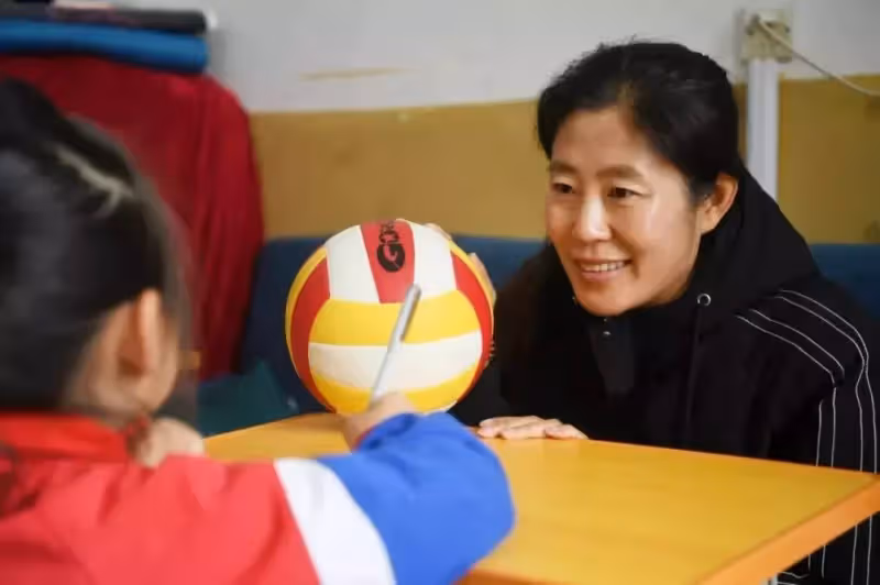 體育老師也是單親媽媽!她領從未洗過澡的女學生回家,12年視如己出亦師亦母,用愛改變了孩子的一生:我不圖回報