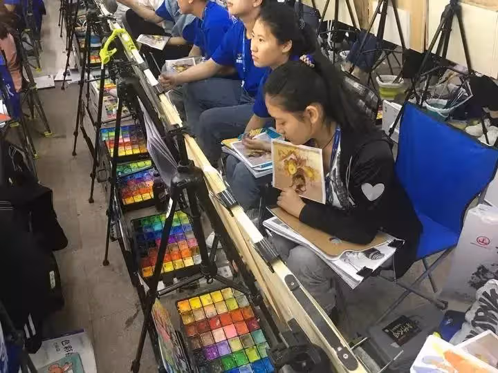 體育老師也是單親媽媽!她領從未洗過澡的女學生回家,12年視如己出亦師亦母,用愛改變了孩子的一生:我不圖回報