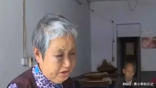 73歲母親慘遭兒子暴打,老伴在旁邊默不作聲,兒子:我在執行家法