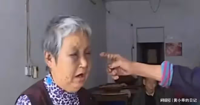 73歲母親慘遭兒子暴打,老伴在旁邊默不作聲,兒子:我在執行家法