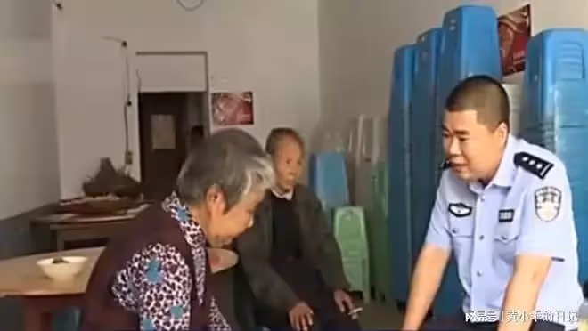 73歲母親慘遭兒子暴打,老伴在旁邊默不作聲,兒子:我在執行家法
