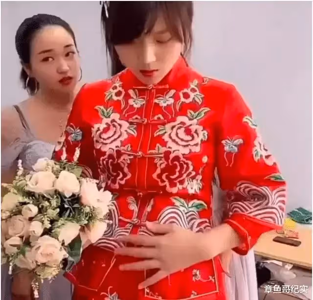 新郎命令懷孕新娘跪拜婆婆,新娘拒絕後,被指責不懂事