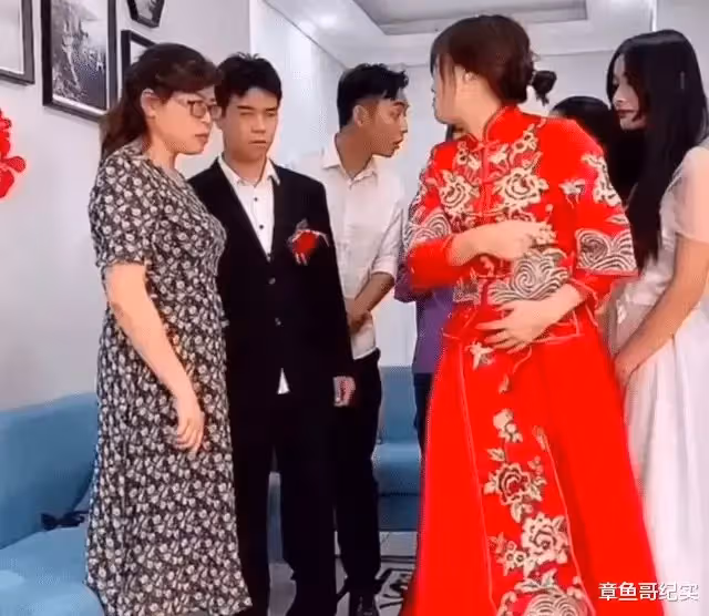 新郎命令懷孕新娘跪拜婆婆,新娘拒絕後,被指責不懂事