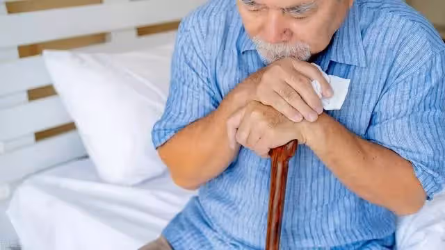 73歲老人臥床後才醒悟:存錢給自己養老,是我此生做得最蠢的決定