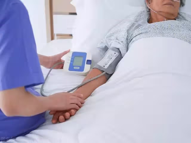73歲老人臥床後才醒悟:存錢給自己養老,是我此生做得最蠢的決定