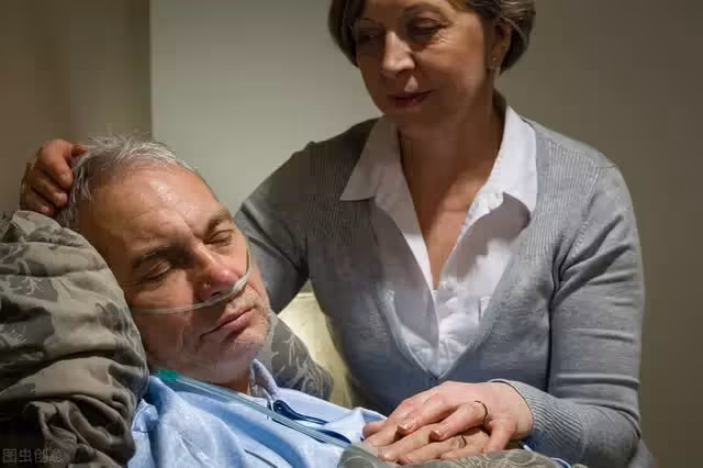 73歲老人臥床後才醒悟:存錢給自己養老,是我此生做得最蠢的決定