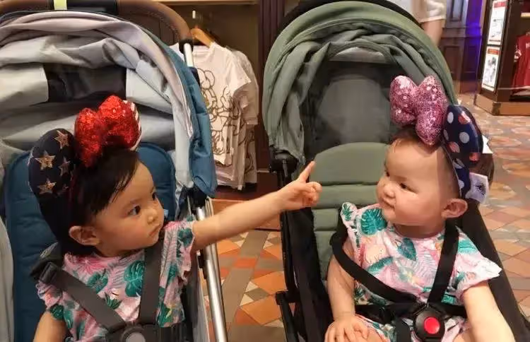 有種「假雙胞胎」叫熊黛林女兒!姐妹倆顏值顏值差太大,網嘲:浪費女神基因