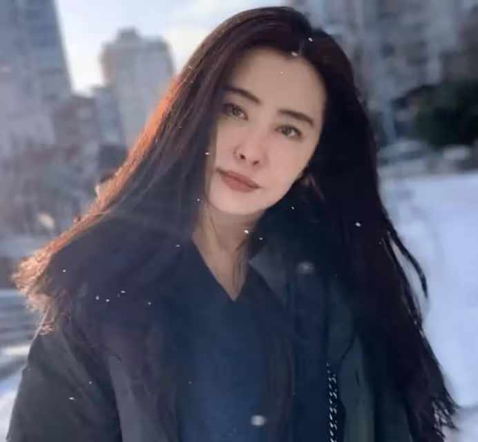 8位港星移居國外現狀，有人買豪宅，有人租房，有人去餐廳跑腿