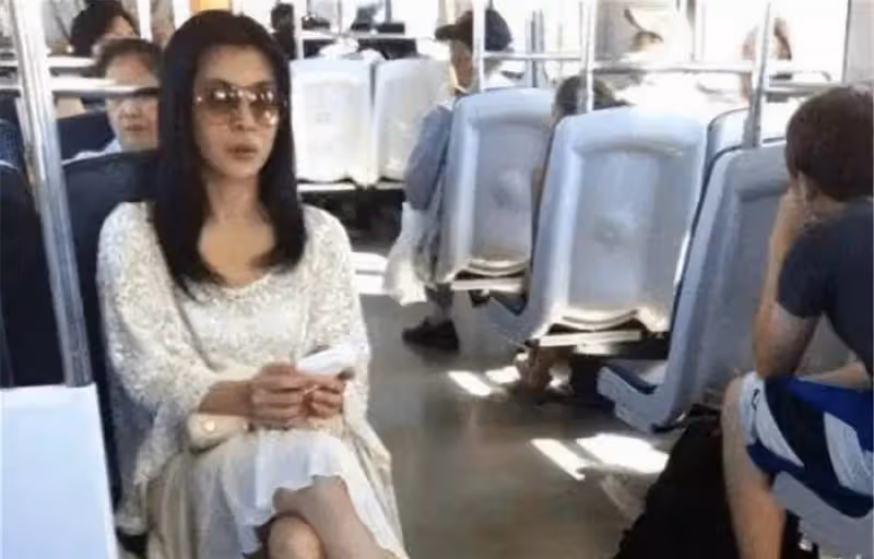 8位港星移居國外現狀，有人買豪宅，有人租房，有人去餐廳跑腿