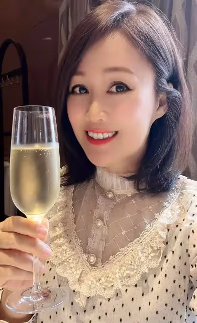 梁小冰曬女神聚會照,眾人暢飲香檳心情好,年過半百「52歲仍凍齡」身材苗條:風采不減當年