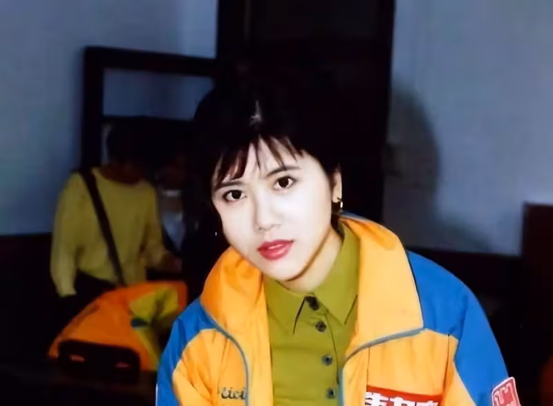 梁小冰曬女神聚會照,眾人暢飲香檳心情好,年過半百「52歲仍凍齡」身材苗條:風采不減當年