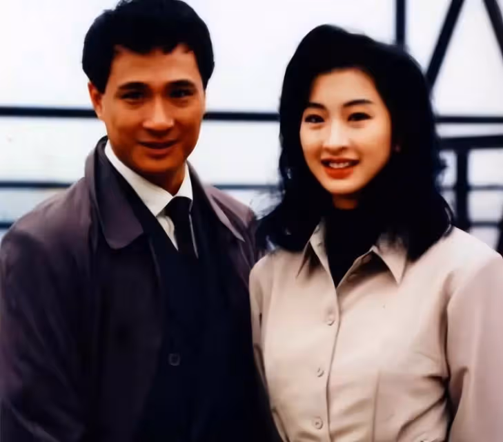 梁小冰曬女神聚會照,眾人暢飲香檳心情好,年過半百「52歲仍凍齡」身材苗條:風采不減當年