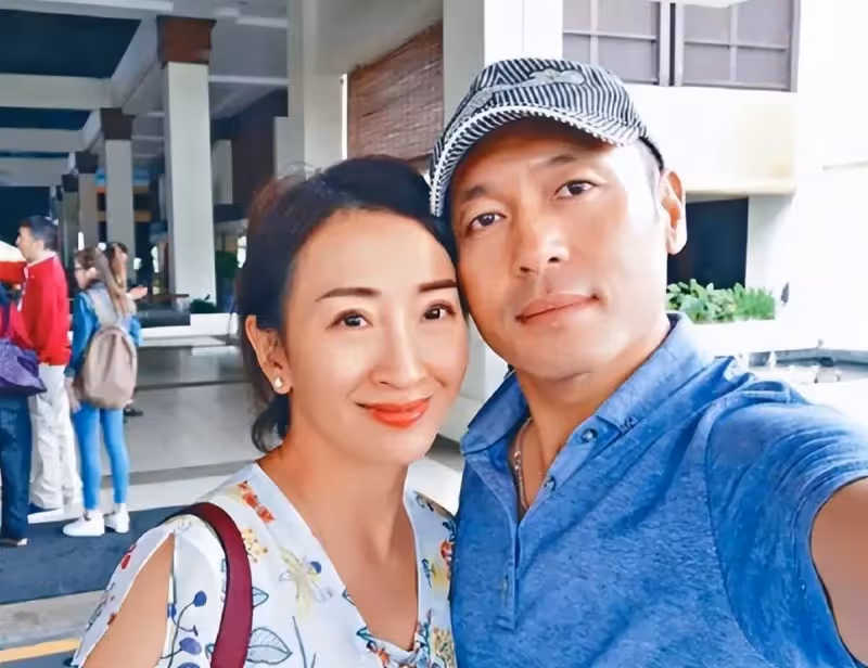 梁小冰曬女神聚會照,眾人暢飲香檳心情好,年過半百「52歲仍凍齡」身材苗條:風采不減當年