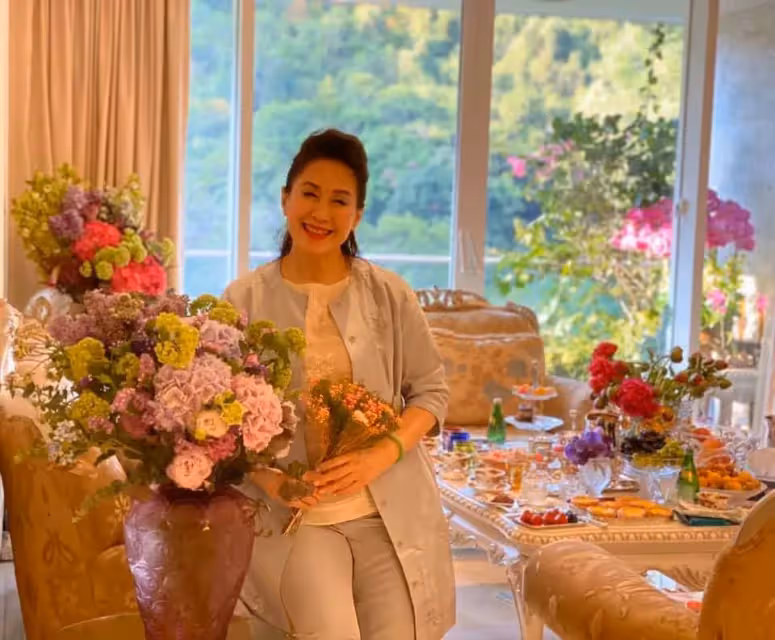 梁小冰曬女神聚會照,眾人暢飲香檳心情好,年過半百「52歲仍凍齡」身材苗條:風采不減當年